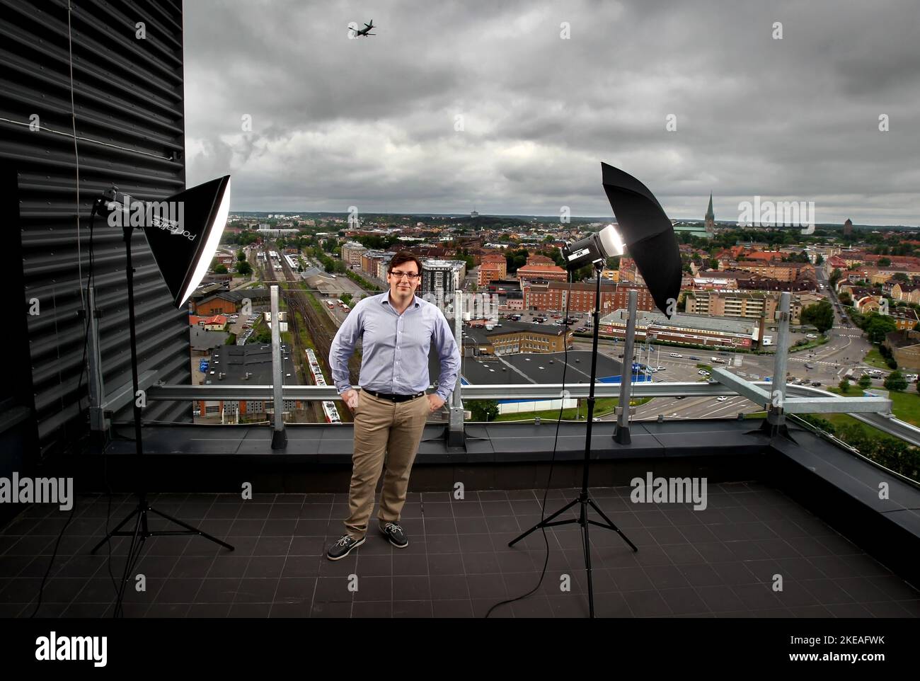 Muharrem Demirok, conseiller municipal (le Parti du Centre, en suédois: Centerpartiet), municipalité de Linköping, photographié à Linköping, Suède. Sur la photo: Muharrem et la ville de Linköping en arrière-plan. Banque D'Images