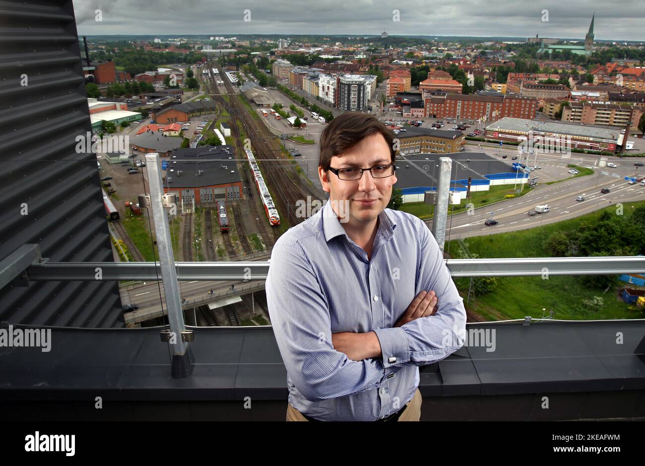 Muharrem Demirok, conseiller municipal (le Parti du Centre, en suédois: Centerpartiet), municipalité de Linköping, photographié à Linköping, Suède. Sur la photo: Muharrem et la ville de Linköping en arrière-plan. Banque D'Images