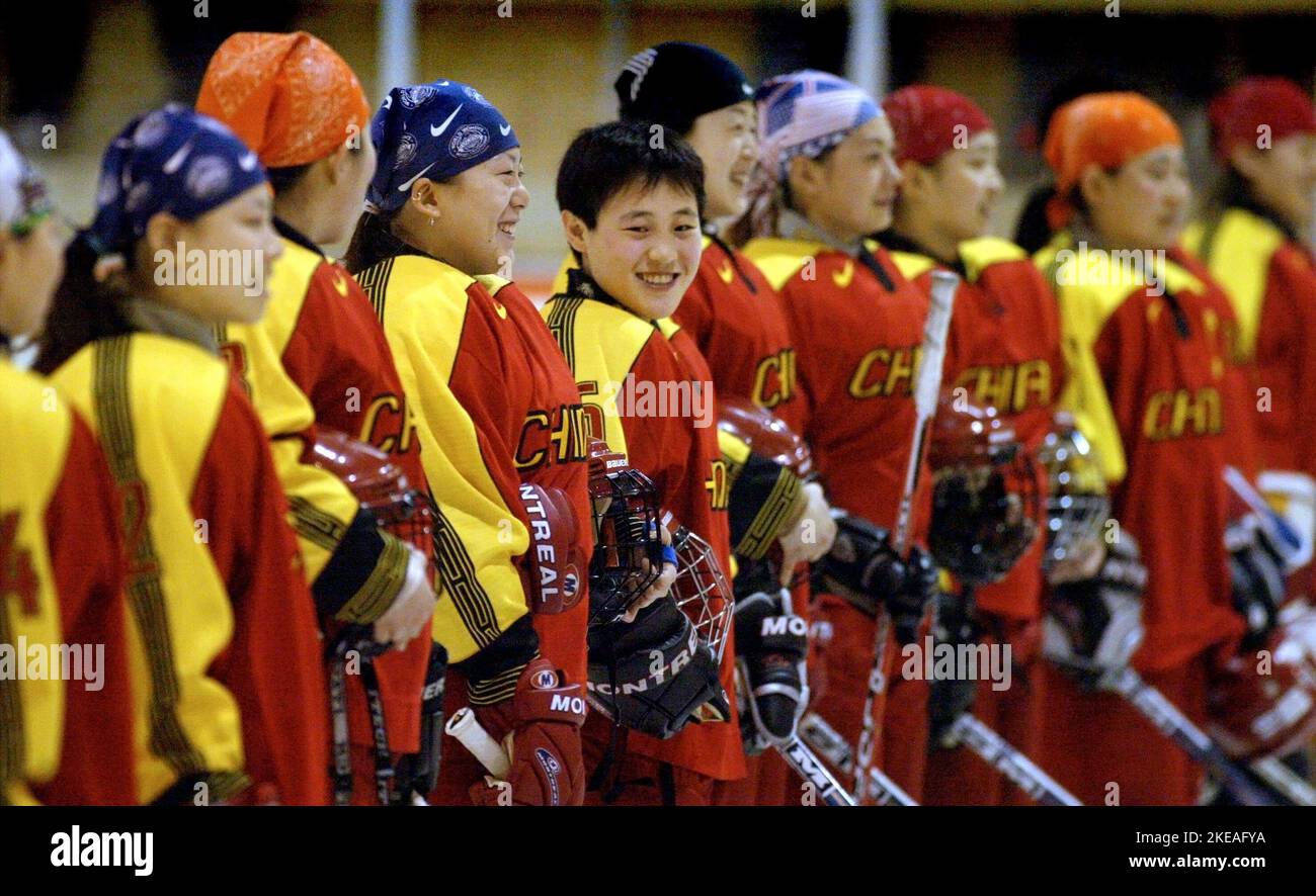 Match de hockey entre Damkronorna (l'équipe nationale féminine de hockey sur glace suédoise) et la Chine, Vadstena, Suède. Sur la photo : les joueurs de Chine avant le match. Banque D'Images