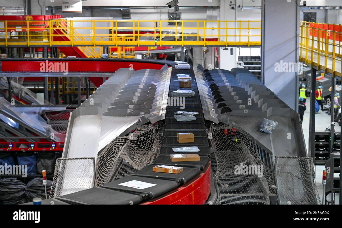 Pékin, Chine. 9th novembre 2022. Les colis sont triés automatiquement dans un terminal du fournisseur de services de messagerie Shunfeng Express, dans le nord de la Chine, Tianjin, le 9 novembre 2022. Crédit : Sun Fanyue/Xinhua/Alamy Live News Banque D'Images