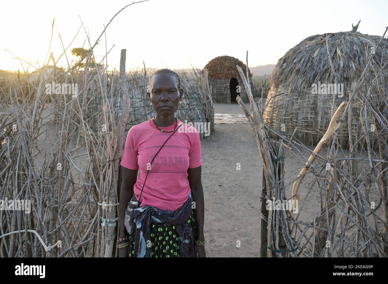 KENYA, Turkana, village Nariokotome, Turkana femme, la région souffre de manque de pluie depuis plusieurs années / KENIA, Turkana, Dorf Nariokotome, Turkana Frau, die région leidet seit Jahren unter Düre Banque D'Images