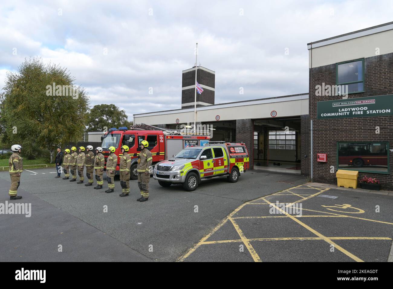 Icknield Port Road, Birmingham, 11 novembre 2022. - Les pompiers des West Midlands à la caserne de pompiers communautaires de Ladywood à Birmingham font la queue et observent les 2 minutes de silence à 11h en souvenir des morts le 11 novembre, jour de l'Armistice. Pic by : arrêter presse média / Alamy Live News Banque D'Images