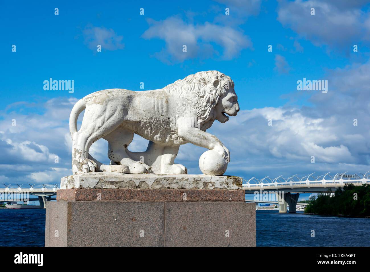 Saint-Pétersbourg, statue de lion en pierre de Pudozhsky sur la flèche ouest de l'île d'Elagon Banque D'Images