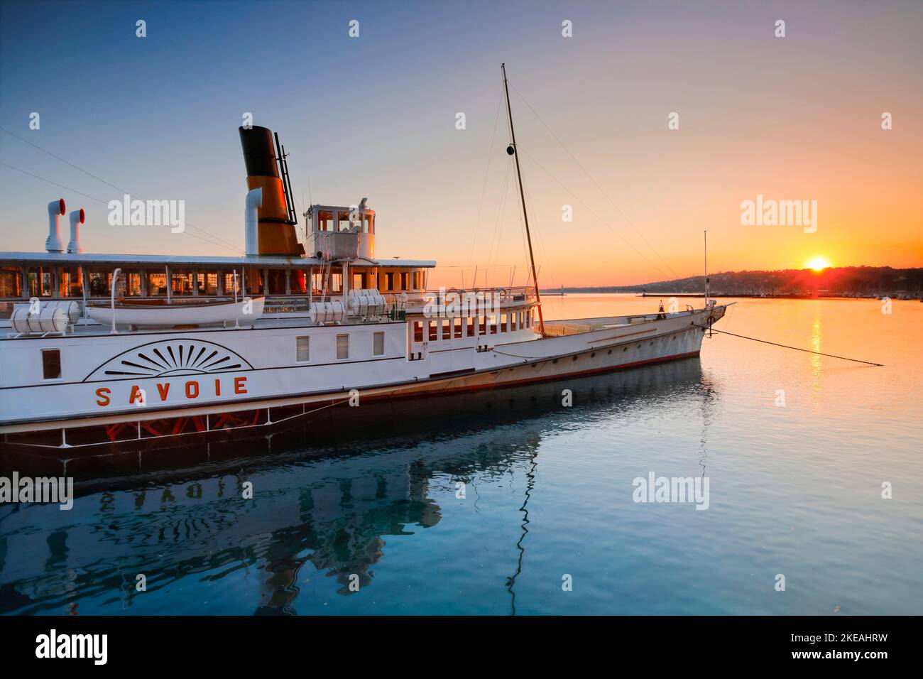 Mouillage du bateau à vapeur Savoie sur le lac Léman au lever du soleil à Backlight, Suisse, Kanton Genf, Genève Banque D'Images