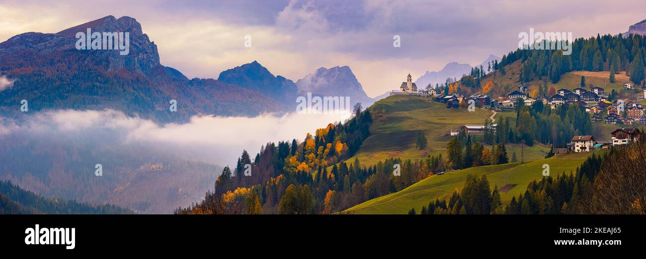 Une large image panoramique 3:1 de l'automne Colle Santa Lucia, un village et une commune dans la province italienne de Belluno, dans la région de Vénétie. L'image Banque D'Images