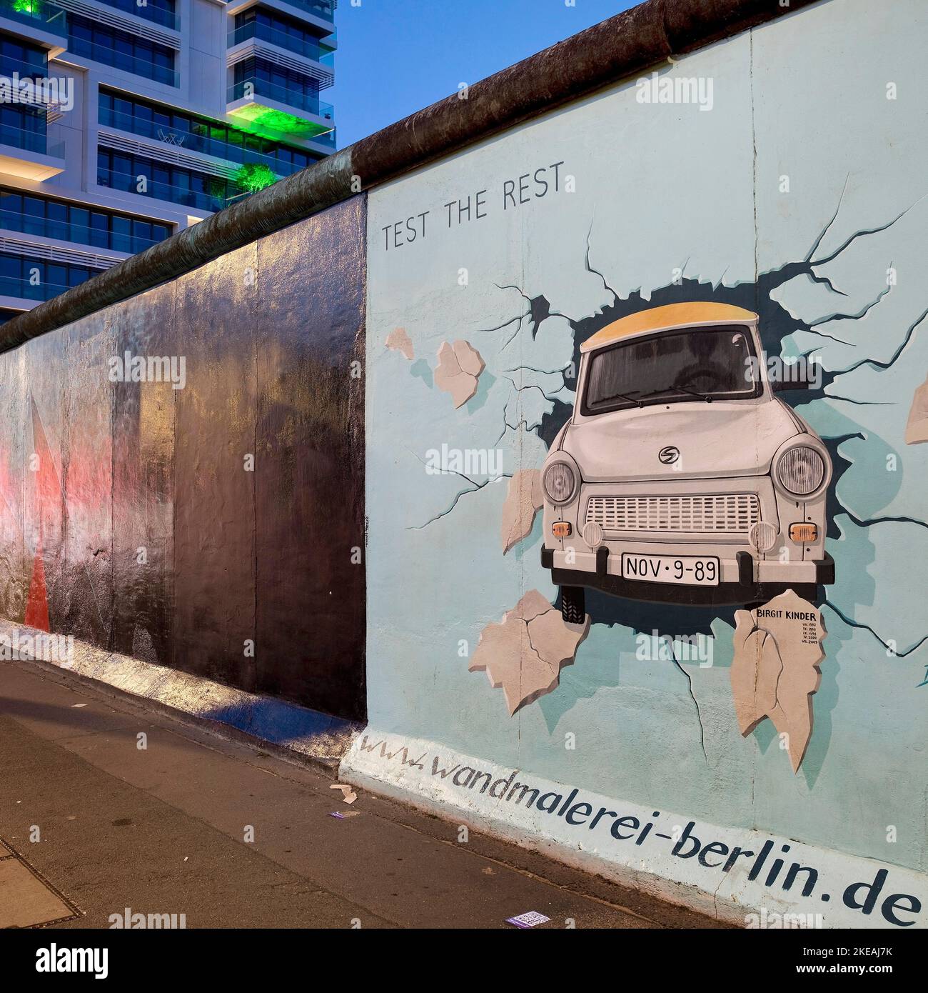 Murale sur le mur de Berlin, East Side Gallery, Trabi traversant le mur de Berlin, Allemagne, Berlin Banque D'Images