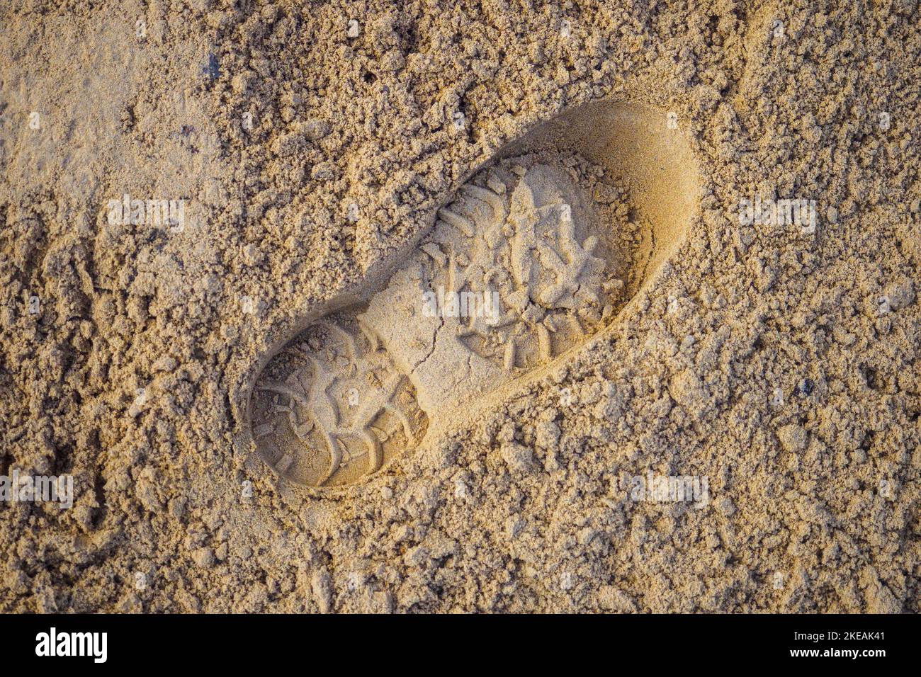 Encombrement mâle unique. Empreinte de la chaussure ou de la pelle dans le sable. Arrière-plan... Banque D'Images