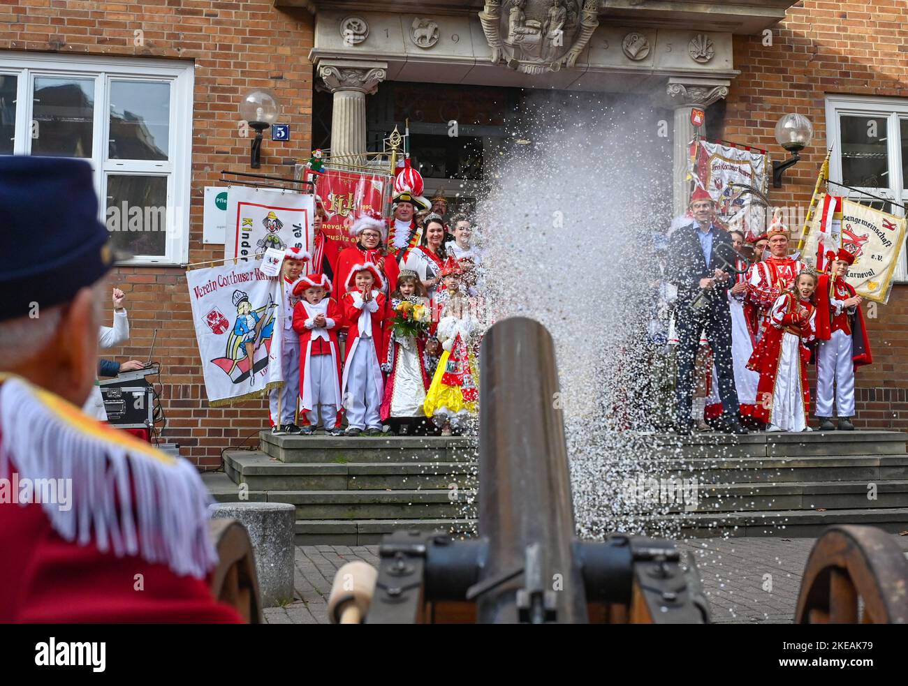 Cottbus, Allemagne. 11th novembre 2022. Ponctuellement à 11 h 11, le canon confetti est tiré devant l'hôtel de ville au début de la cinquième saison. La ville de Cottbus est considérée comme un bastion de l'Allemagne de l'est dans le carnaval. Cette fois, la remise traditionnelle de la clé de l'hôtel de ville a été effectuée par des représentants de l'administration de la ville. Credit: Patrick Pleul/dpa/Alay Live News Banque D'Images