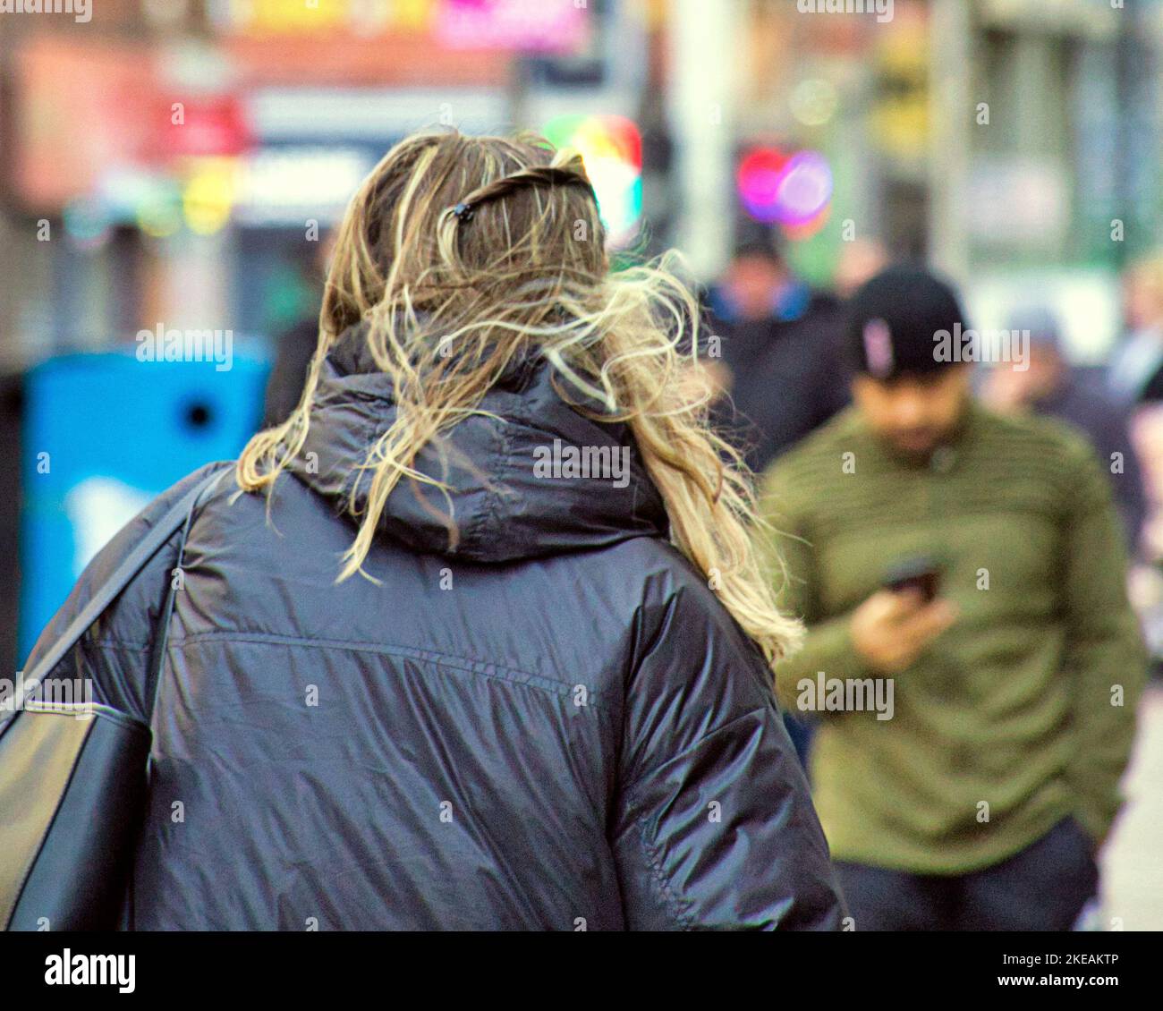 Glasgow, Écosse, Royaume-Uni 11th novembre 2022. Météo au Royaume-Uni : les vents violents ont vu les gens se battre dans les rues de la ville. Crédit Gerard Ferry/Alay Live News Banque D'Images