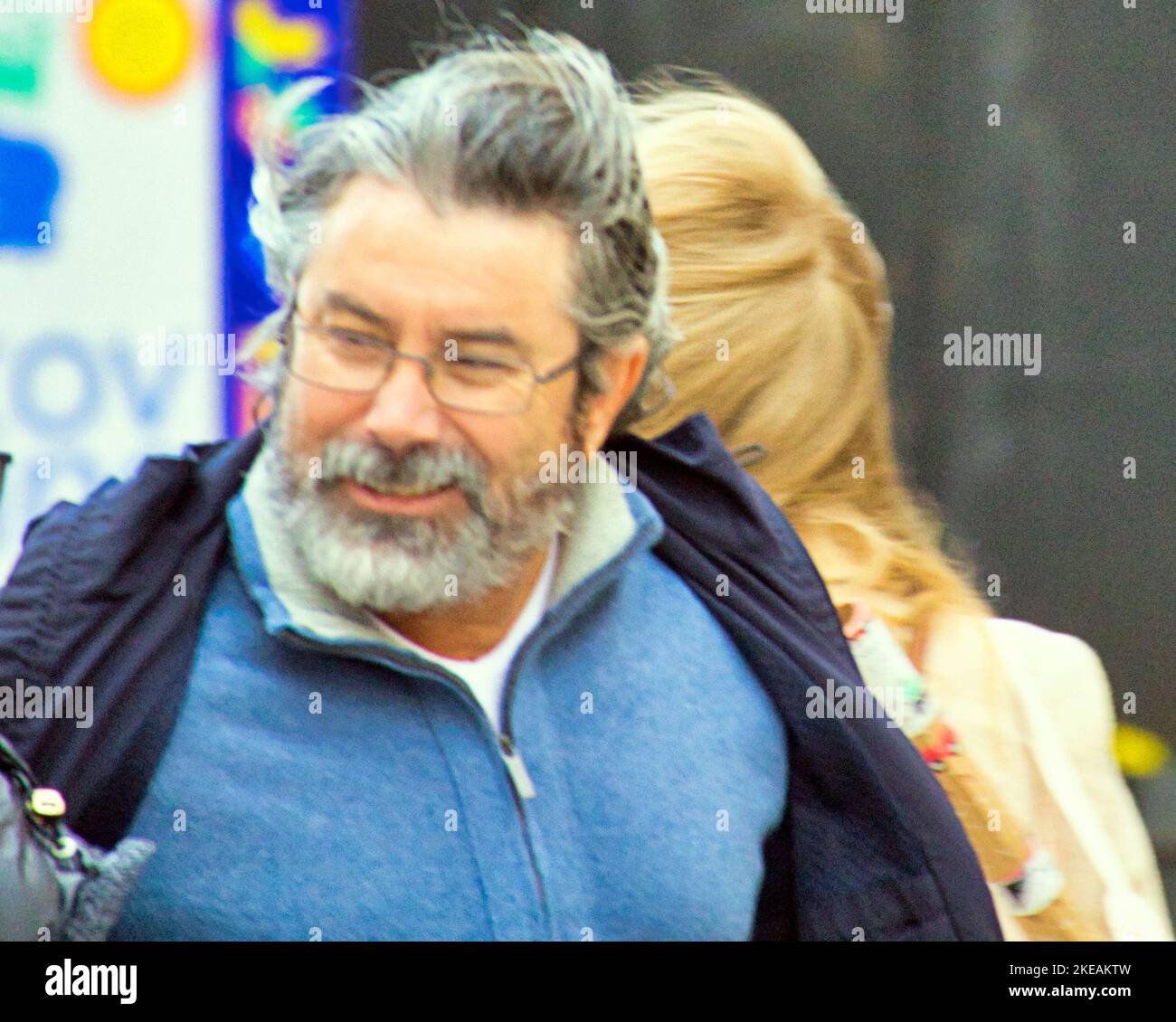 Glasgow, Écosse, Royaume-Uni 11th novembre 2022. Météo au Royaume-Uni : les vents violents ont vu les gens se battre dans les rues de la ville. Crédit Gerard Ferry/Alay Live News Banque D'Images