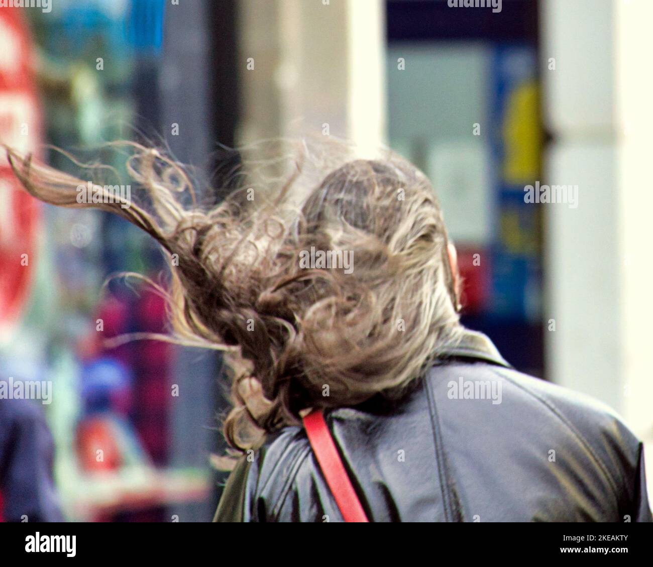Glasgow, Écosse, Royaume-Uni 11th novembre 2022. Météo au Royaume-Uni : les vents violents ont vu les gens se battre dans les rues de la ville. Crédit Gerard Ferry/Alay Live News Banque D'Images