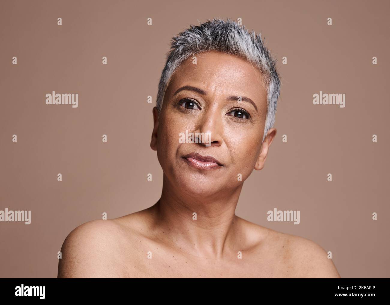 Femme senior, studio et portrait de beauté pour le soin de la peau, la lueur de peau et la promotion de maquillage naturel, le marketing ou la publicité espace maquette. Vieille femme ou Banque D'Images