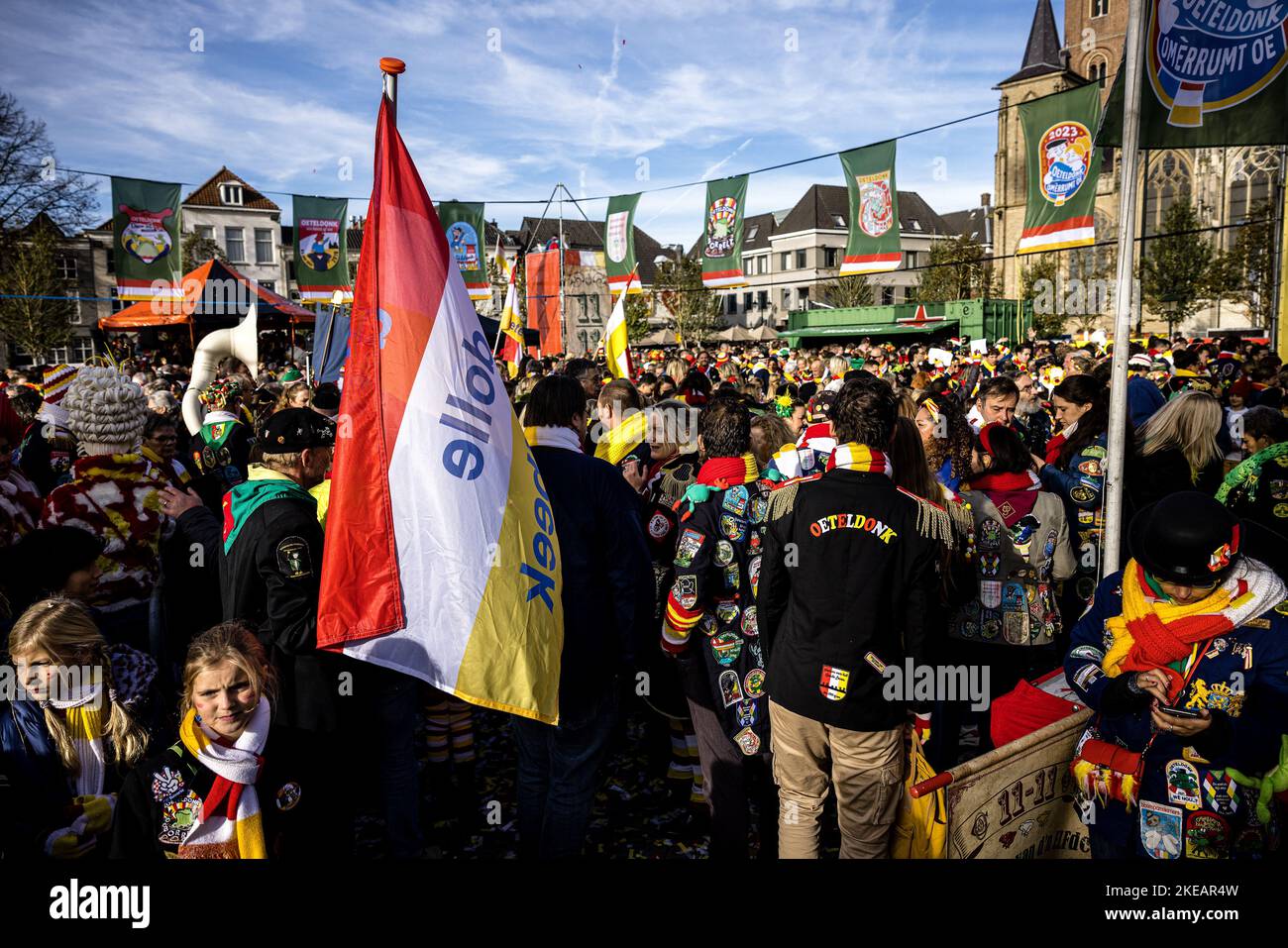 Den Bosch, pays-Bas 2022-11-11 11:28:55 DEN Bosch - les fêtards donnent le coup d'envoi de la saison du carnaval à la Parade de Den Bosch, également connue sous le nom d'Oeteldonk. Le 11th des 11th (Saint Maarten) à 11 minutes après 11, le Prince Carnaval est choisi pour l'année à venir. ANP ROB ENGELAR pays-bas sortie - belgique sortie Banque D'Images