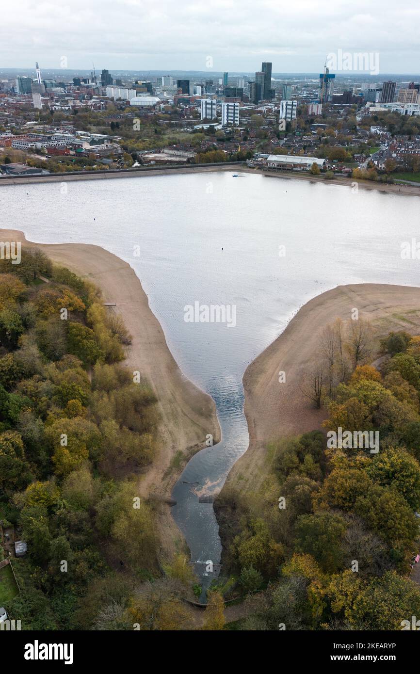 Réservoir Edgabston, Birmingham, 11 novembre 2022. - Les niveaux d'eau au réservoir Edgbaston à Birmingham sont encore bien inférieurs aux niveaux habituels de l'hiver aujourd'hui. L'eau a reculé avec de nombreuses zones exposées de boue et de limon maintenant avec une nouvelle couche d'herbe verte qui a grandi au cours de plusieurs mois de conditions de sécheresse. Le réservoir urbain se trouve à 1,6 km du centre-ville de Birmingham. Photo par crédit : arrêter presse Media/Alamy Live News Banque D'Images