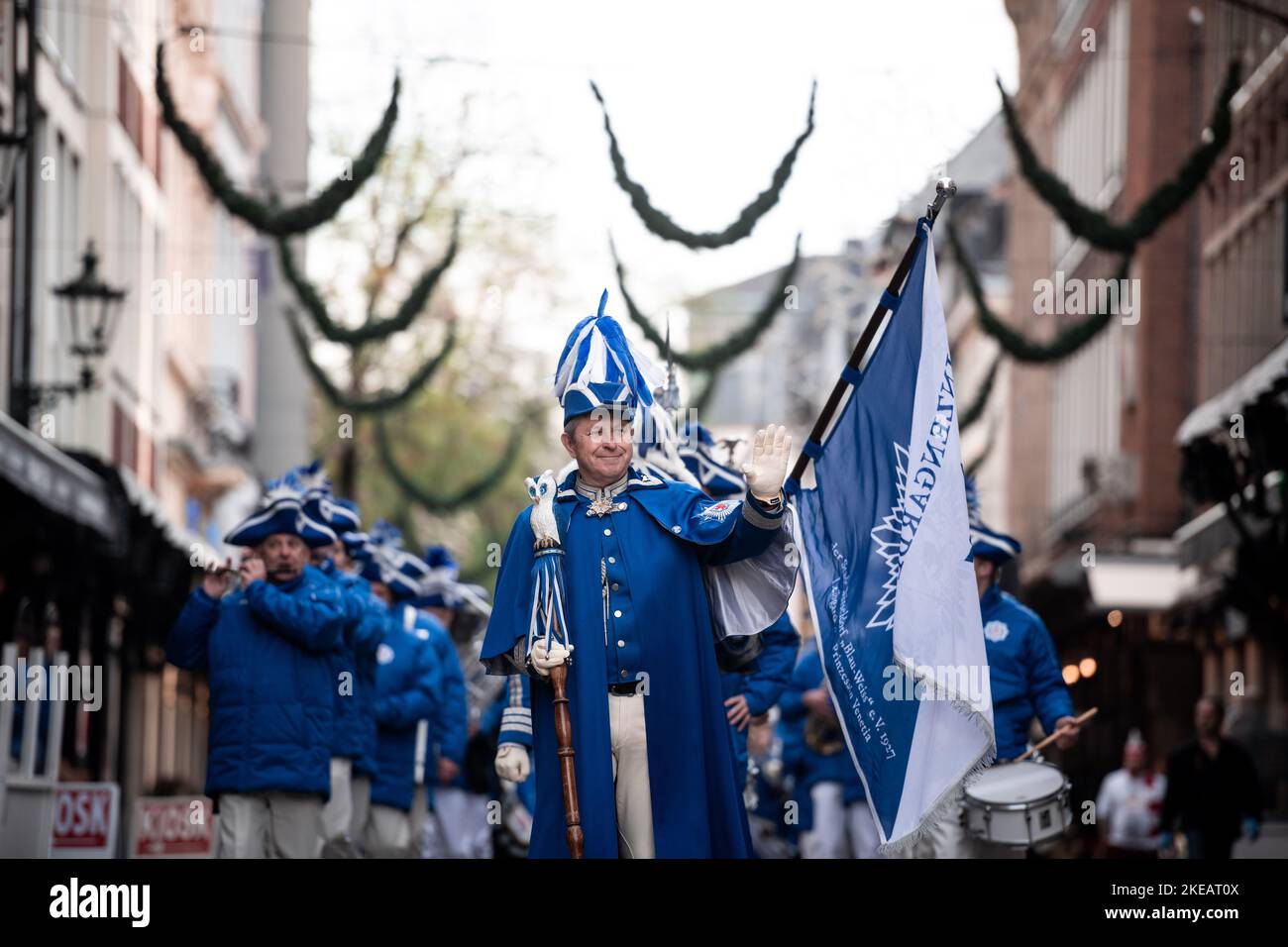 Düsseldorf, Allemagne. 11th novembre 2022. Le Prinzengarde de la ville de Düsseldorf parades devant l'hôtel de ville. Le 'Hoppeditz Awakening' à 11 h 11 marque le début de la saison du carnaval à Düsseldorf. La devise de la saison de carnaval 2022 est 'Düsseldorf Helau - nous célébrons la vie. Credit: Fabian Strauch/dpa/Alay Live News Banque D'Images