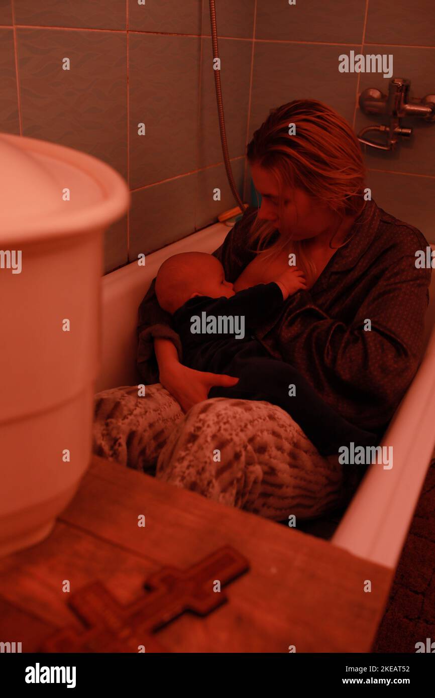 La guerre de la Russie contre l'Ukraine. Les enfants se cachent dans un abri. Photo de haute qualité Banque D'Images