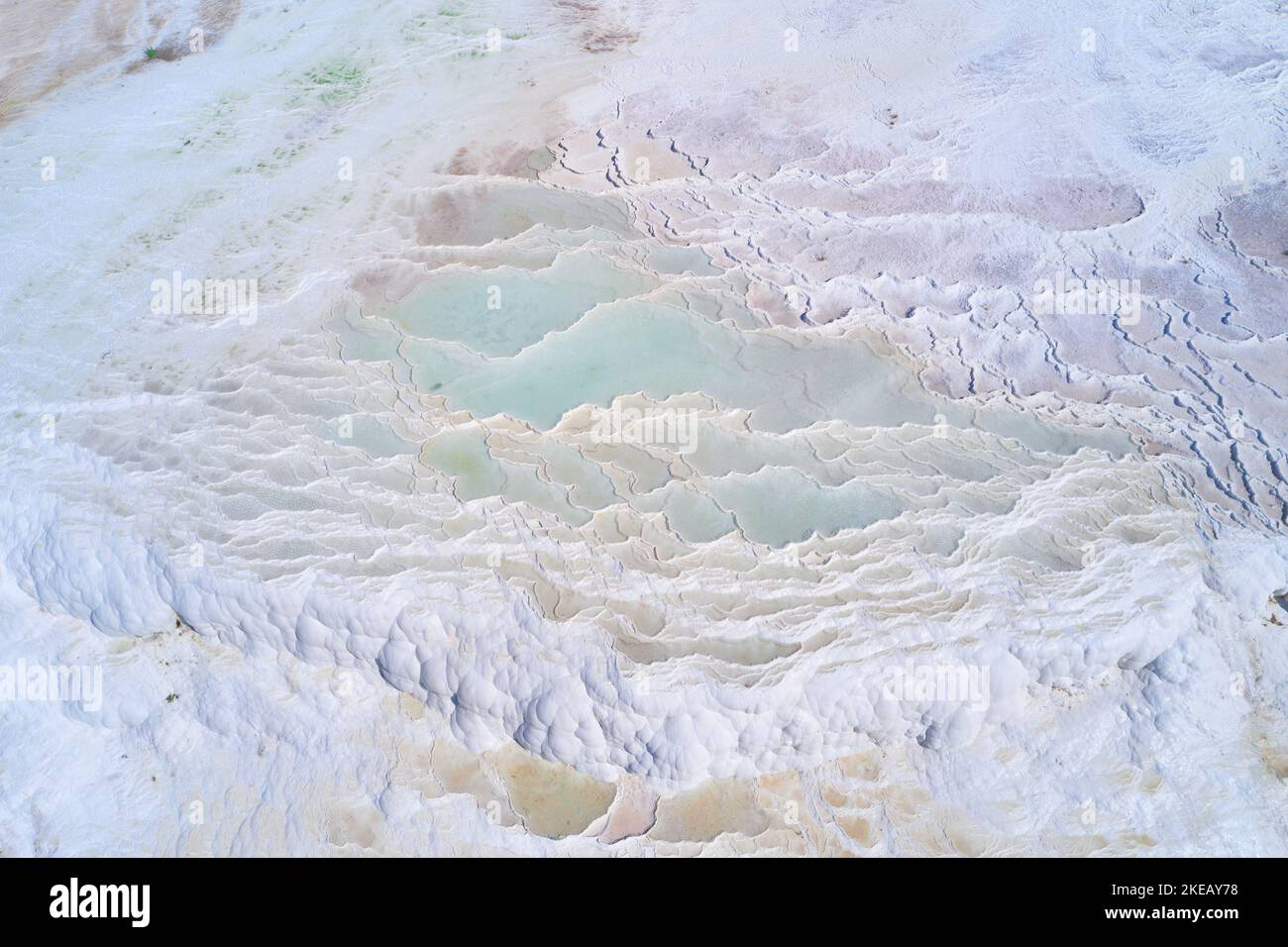 Eau turquoise de source thermale dans les piscines naturelles blanches. Paysage aérien de travertin de Pamukkale Banque D'Images
