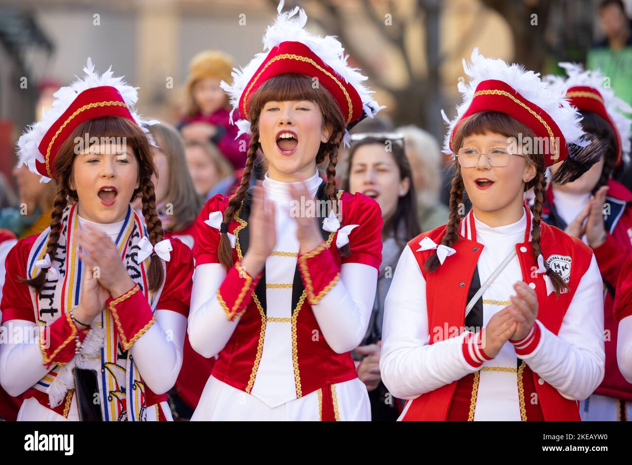 Erfurt, Allemagne. 11th novembre 2022. Les Carnivalistes chantent devant l'hôtel de ville. Au début de la saison du carnaval, la Communauté du Carnaval d'Erfurt (GEC) célèbre les Narrenwecken sur le marché aux poissons. Credit: Michael Reichel/dpa/Alay Live News Banque D'Images