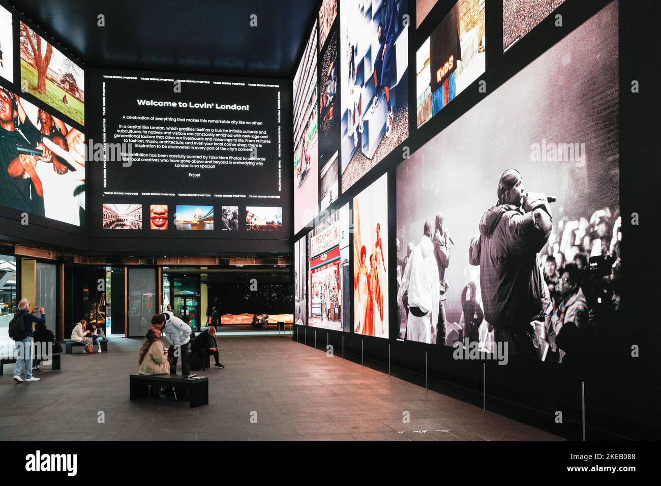 Londres, Royaume-Uni. 10th novembre 2022. « Lovin » London », une exposition de la vie londonienne a été présentée dans l'espace public d'Outernet Global, en face de Tottenham court Road. Agence visuelle en savoir plus photos ont mis en scène l'exposition dynamique, projetée sur 8k écrans LED et sur les murs. L'exposition est gratuite et encourage les visiteurs à prendre plus de photos de Londres, de ses habitants et de ses environs. Credit: Imagetraceur/Alamy Live News Banque D'Images