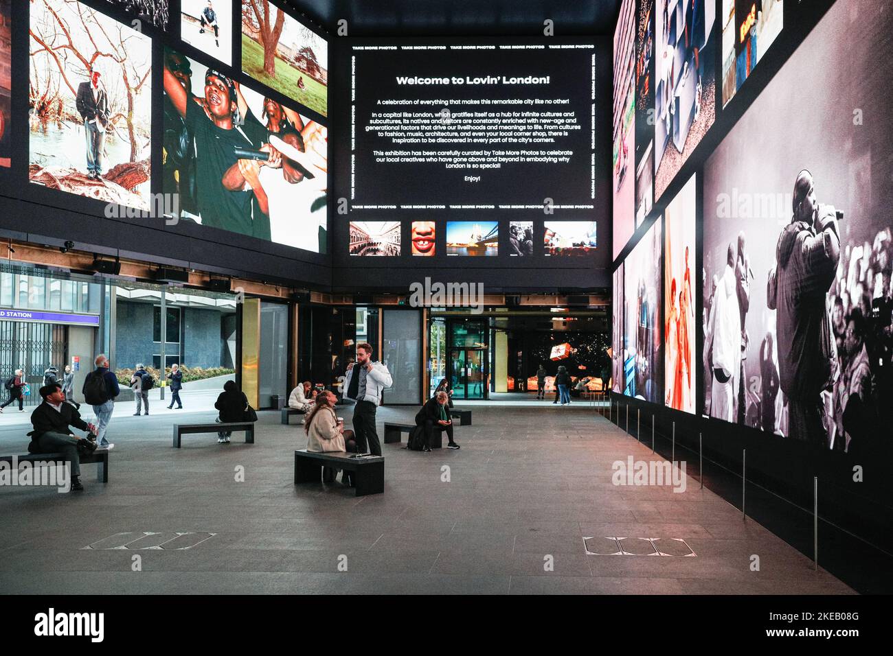 Londres, Royaume-Uni. 10th novembre 2022. « Lovin » London », une exposition de la vie londonienne a été présentée dans l'espace public d'Outernet Global, en face de Tottenham court Road. Agence visuelle en savoir plus photos ont mis en scène l'exposition dynamique, projetée sur 8k écrans LED et sur les murs. L'exposition est gratuite et encourage les visiteurs à prendre plus de photos de Londres, de ses habitants et de ses environs. Credit: Imagetraceur/Alamy Live News Banque D'Images