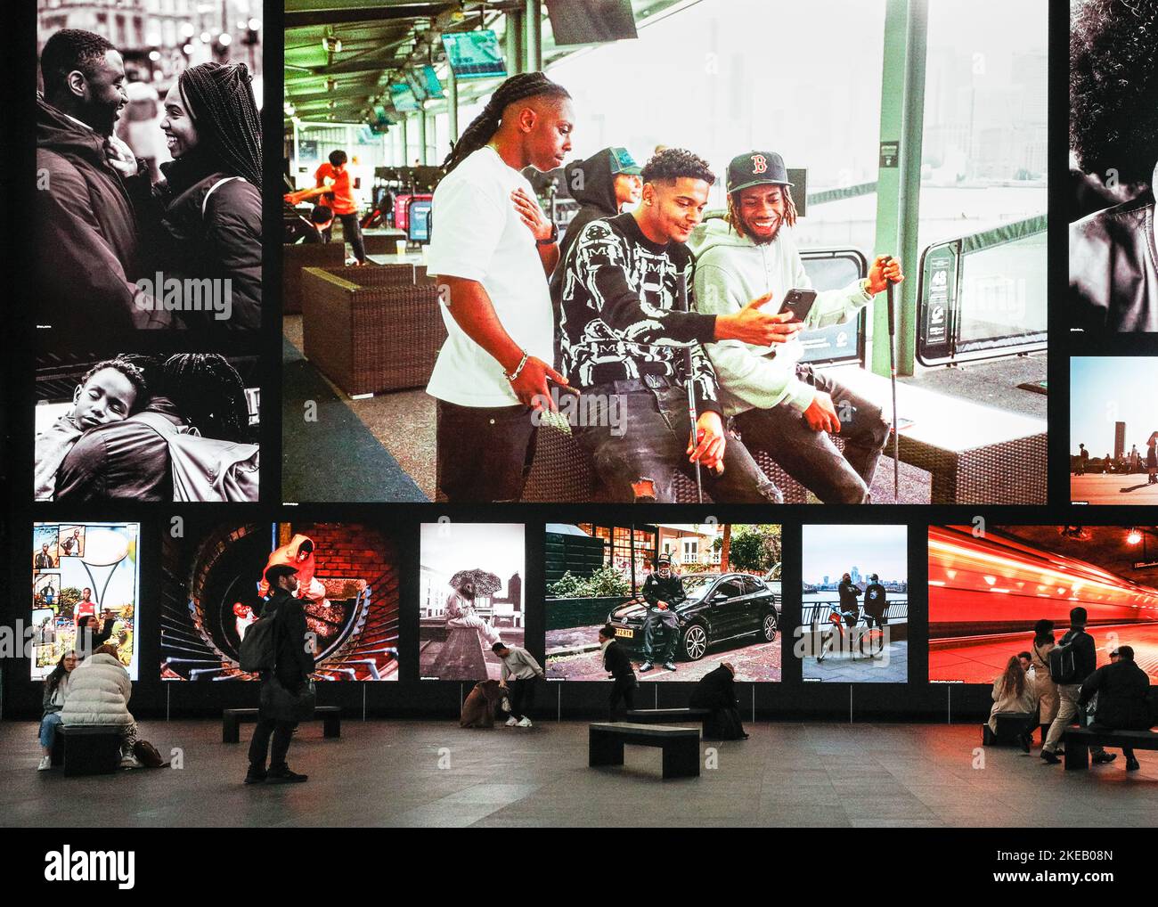 Londres, Royaume-Uni. 10th novembre 2022. « Lovin » London », une exposition de la vie londonienne a été présentée dans l'espace public d'Outernet Global, en face de Tottenham court Road. Agence visuelle en savoir plus photos ont mis en scène l'exposition dynamique, projetée sur 8k écrans LED et sur les murs. L'exposition est gratuite et encourage les visiteurs à prendre plus de photos de Londres, de ses habitants et de ses environs. Credit: Imagetraceur/Alamy Live News Banque D'Images