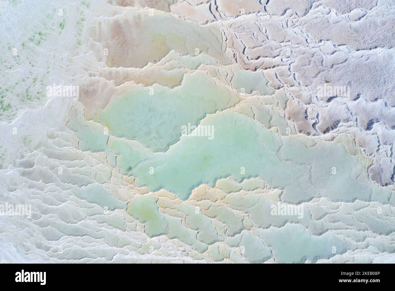 Eau turquoise de source thermale dans les piscines naturelles blanches. Paysage aérien de travertin de Pamukkale Banque D'Images