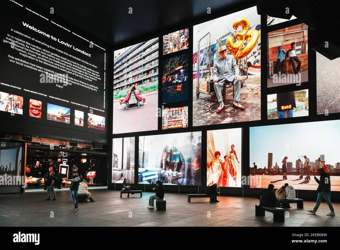 Londres, Royaume-Uni. 10th novembre 2022. « Lovin » London », une exposition de la vie londonienne a été présentée dans l'espace public d'Outernet Global, en face de Tottenham court Road. Agence visuelle en savoir plus photos ont mis en scène l'exposition dynamique, projetée sur 8k écrans LED et sur les murs. L'exposition est gratuite et encourage les visiteurs à prendre plus de photos de Londres, de ses habitants et de ses environs. Credit: Imagetraceur/Alamy Live News Banque D'Images