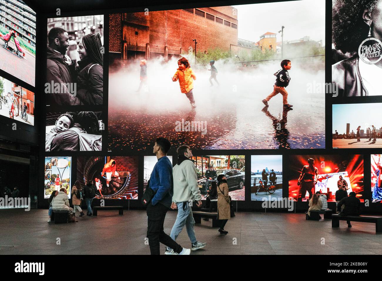 Londres, Royaume-Uni. 10th novembre 2022. « Lovin » London », une exposition de la vie londonienne a été présentée dans l'espace public d'Outernet Global, en face de Tottenham court Road. Agence visuelle en savoir plus photos ont mis en scène l'exposition dynamique, projetée sur 8k écrans LED et sur les murs. L'exposition est gratuite et encourage les visiteurs à prendre plus de photos de Londres, de ses habitants et de ses environs. Credit: Imagetraceur/Alamy Live News Banque D'Images