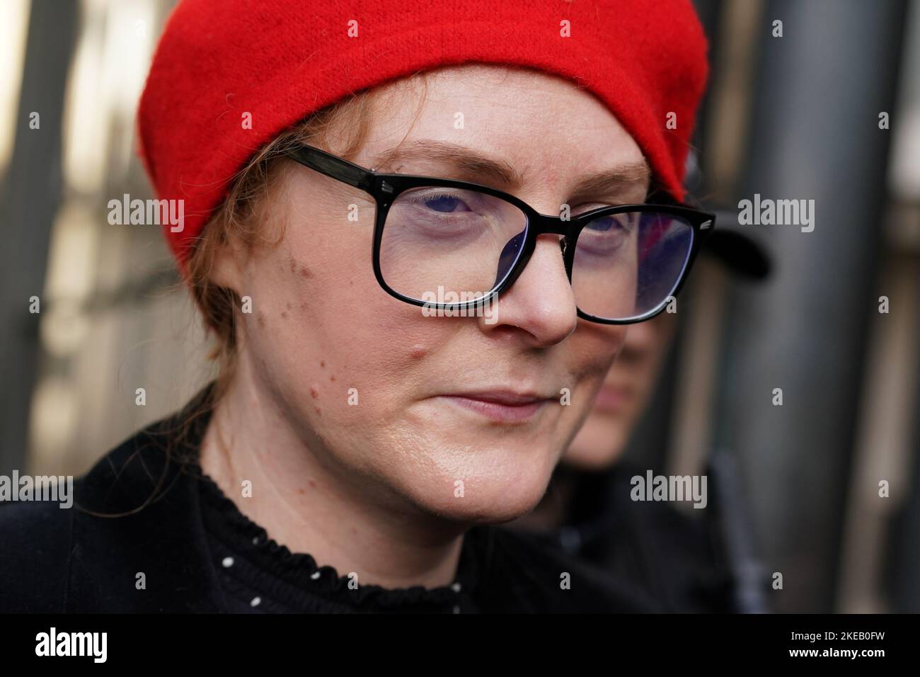 Miranda Knight, l'épouse de Nicholas Rossi, quitte le shérif d'Édimbourg et le juge de la Cour de la paix après que le shérif Norman McFadyen ait confirmé l'identité de l'homme qui a lutté pour l'extradition vers les États-Unis. Rossi a fui le pays en 2017 pour échapper à des accusations de vol d'identité et de fraude, et à une accusation d'agression sexuelle de 2008 dans l'Utah. Rossi passe par au moins dix autres alias, dont Nicholas Alahverdian et Arthur Knight. Date de la photo: Vendredi 11 novembre 2022. Banque D'Images