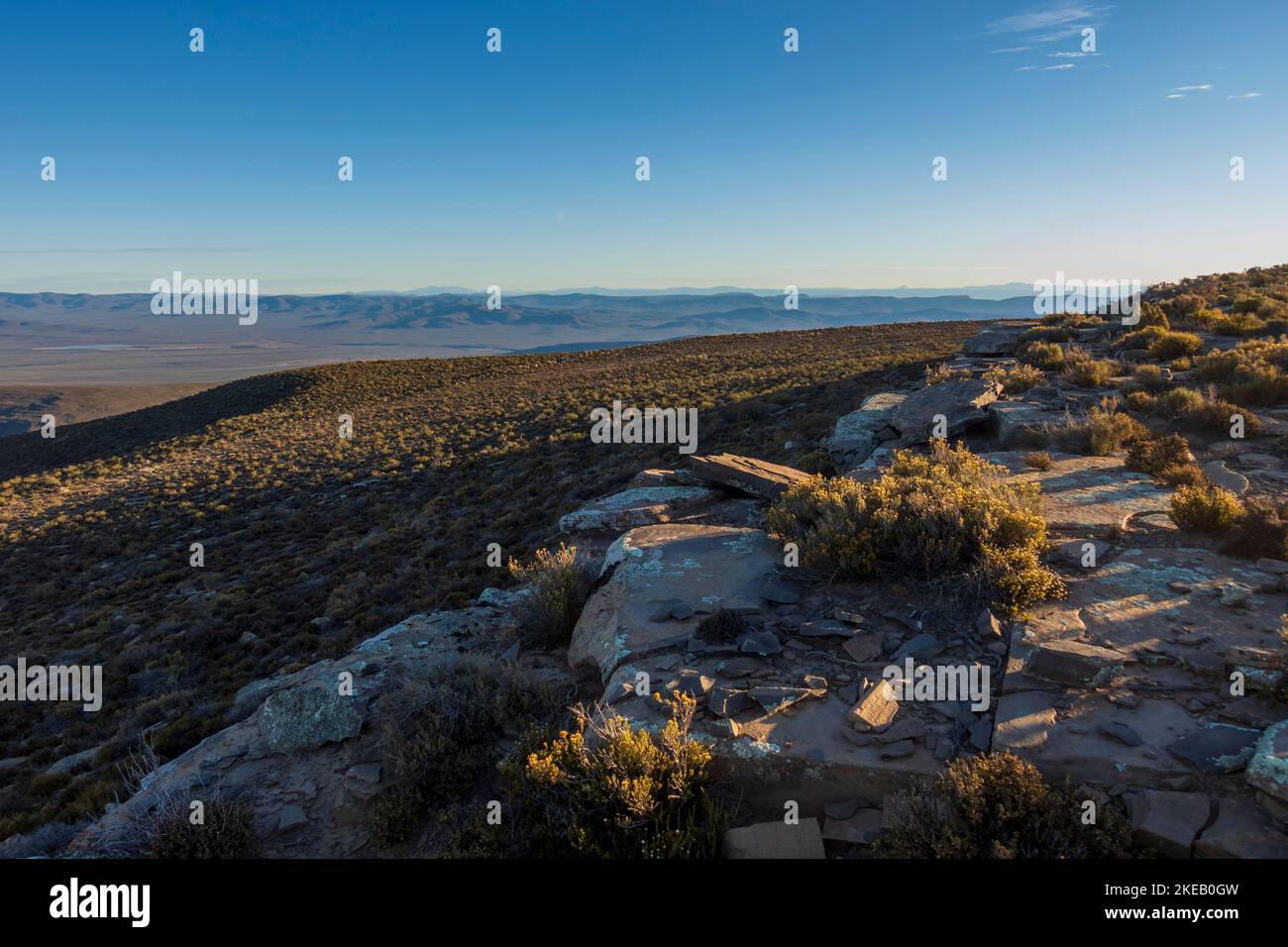 Vue depuis le sommet de l'escarpement de Roggeberg vers le sud en direction de la chaîne de montagnes Swartberg. Près de Sutherland. Cap du Nord. Afrique du Sud. Banque D'Images