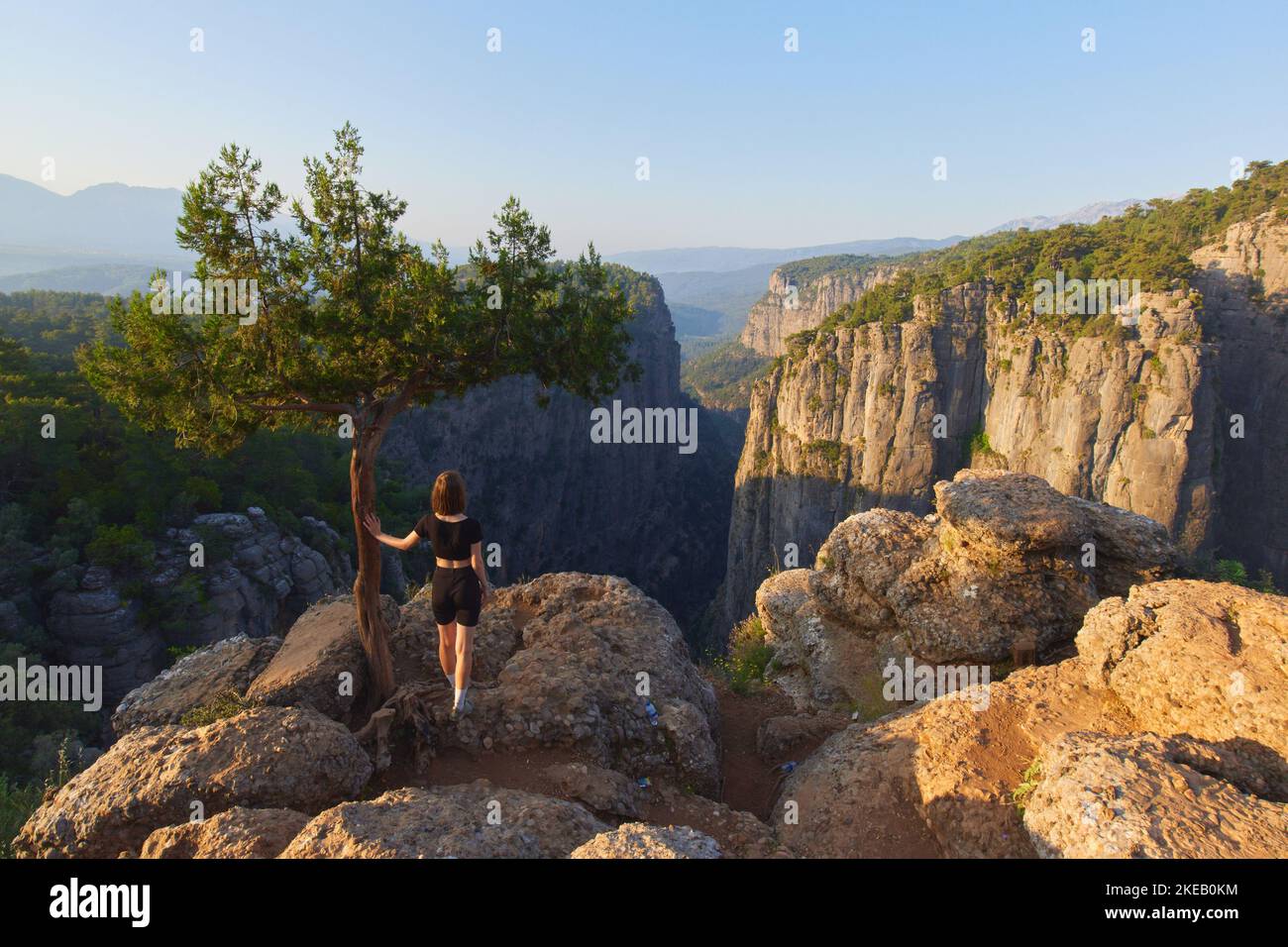Une belle touriste au-dessus du canyon Tazi. Paysage épique de rochers et de falaises abruptes dans le parc national turc Banque D'Images