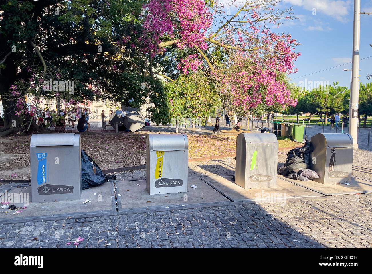 Un grand containers à déchets à l'extérieur Banque D'Images