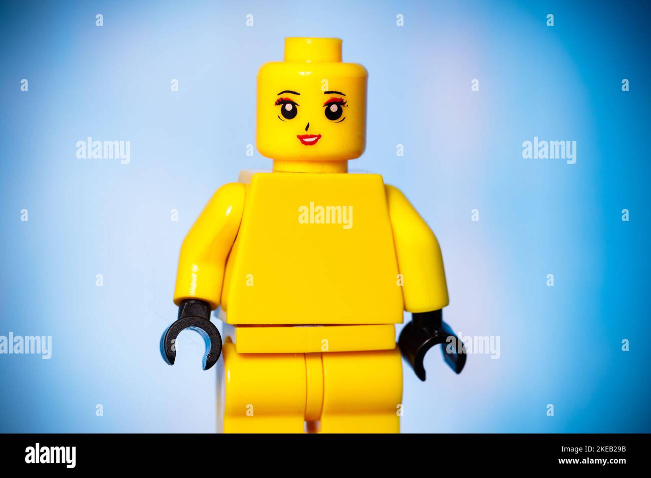 figurine lego jaune avec joie sur son visage sur fond bleu avec une vignette. Photo de haute qualité Banque D'Images