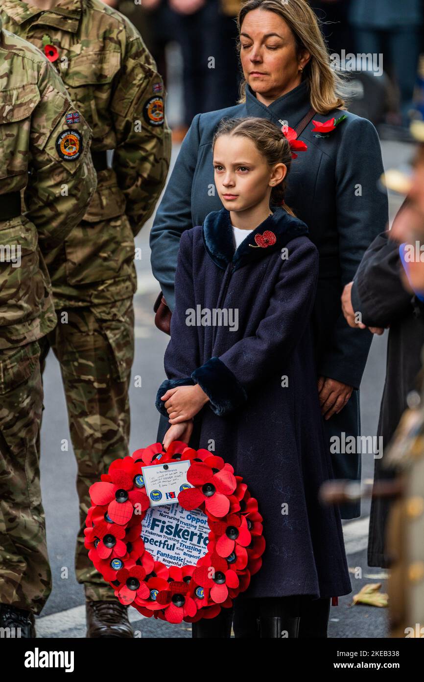 Londres, Royaume-Uni. 11th novembre 2022. Rebecca Thomas tient une couronne faite par l'école Fiskerton - service du jour du souvenir au Cenotaph organisé par l'Association du Front occidental. Crédit : Guy Bell/Alay Live News Banque D'Images