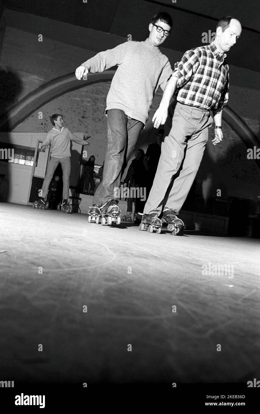 Roller skate amusant dans le 1960s. Intérieur d'une discothèque avec patinage à roulettes. Le patinage à roulettes a commencé à avoir tendance à cette époque et tout au long de l'année 1970s, lorsque le patinage à roulettes était associé à la musique disco et aux discothèques à roulettes. Un juke-box est visible et joue la discothèque facilement danceble. Suède 1967 Conard réf. 5419 Banque D'Images