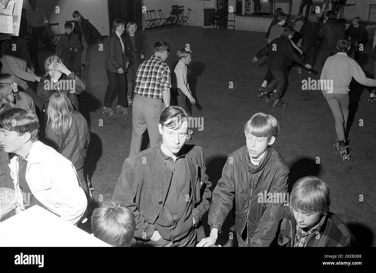 Roller skate amusant dans le 1960s. Intérieur d'une discothèque avec patinage à roulettes. Le patinage à roulettes a commencé à avoir tendance à cette époque et tout au long de l'année 1970s, lorsque le patinage à roulettes était associé à la musique disco et aux discothèques à roulettes. Un juke-box est visible et joue la discothèque facilement danceble. Suède 1967 Conard réf. 5419 Banque D'Images