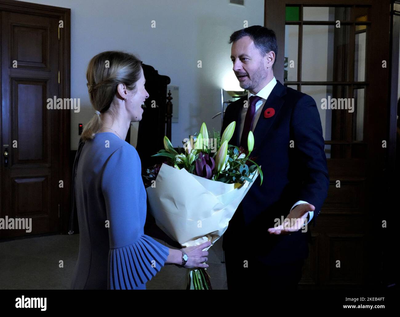 Le Premier ministre slovaque Eduard Heger présente des fleurs au Premier ministre estonien Kaja Kallas à Tallinn, Estonie 11 novembre 2022. REUTERS/Ints Kalnins Banque D'Images