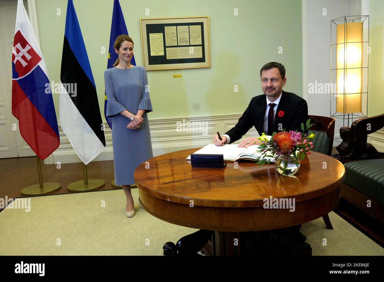 Le Premier ministre Kaja Kallas regarde comme le Premier ministre slovaque Eduard Heger signe un livre d'or à Tallinn, Estonie 11 novembre 2022. REUTERS/Ints Kalnins Banque D'Images