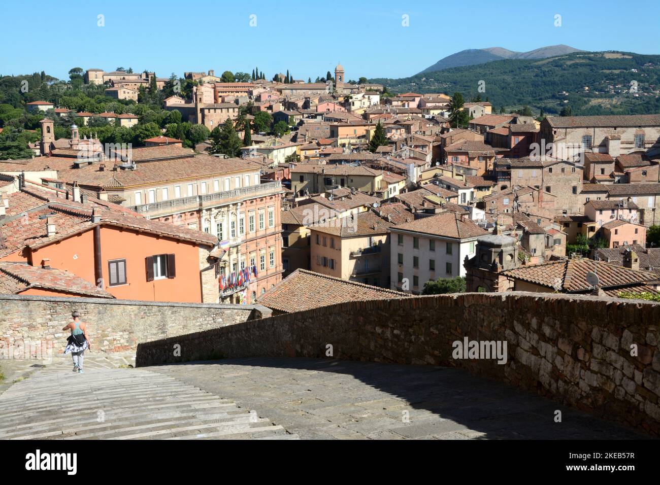 Vue panoramique depuis la Porta Sole qui est l'une des anciennes portes des murs étrusques de la ville de Pérouse. Banque D'Images