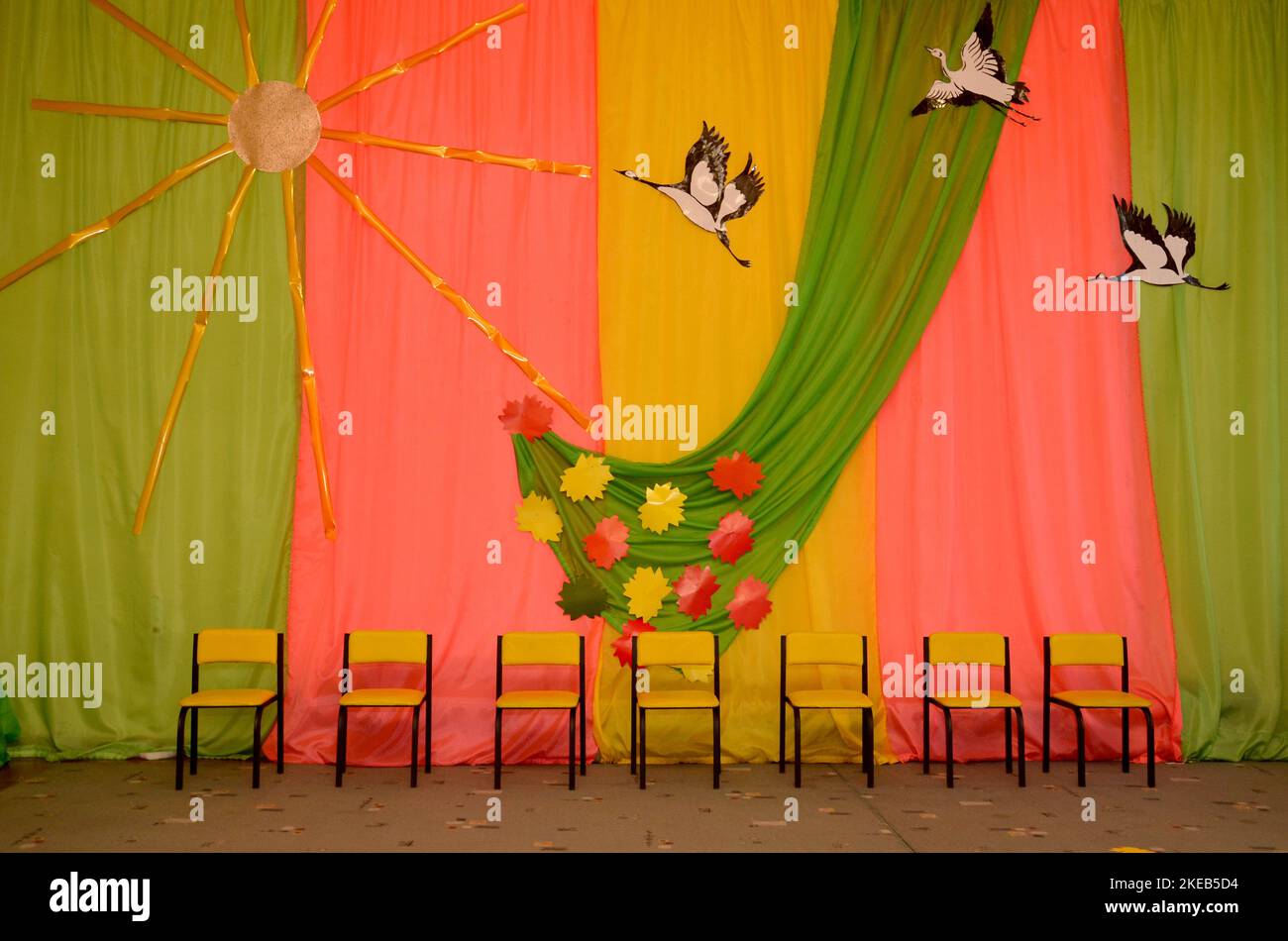 Chaises jaunes dans la maternelle. Salle de matinée, automne Banque D'Images