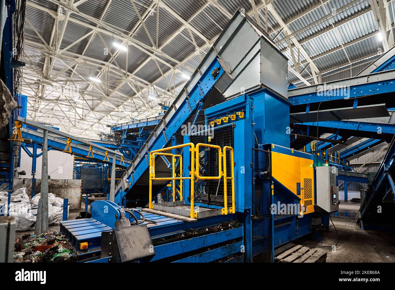 Machine pour compacter les déchets ménagers. Compactage des déchets en ...