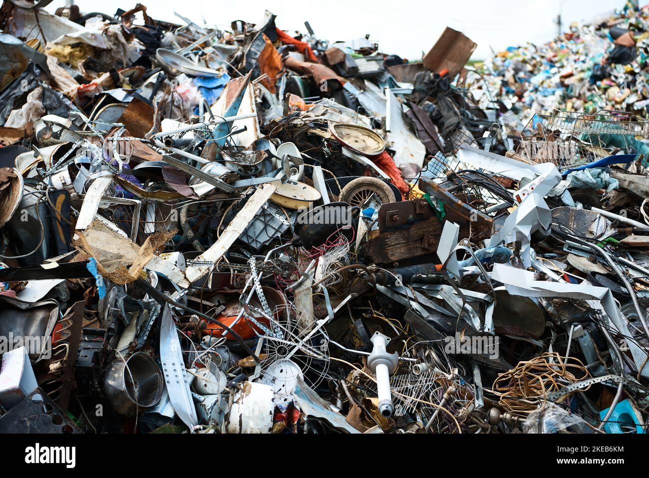 Énorme pile de déchets différents dans la cour de l'usine de recyclage Banque D'Images