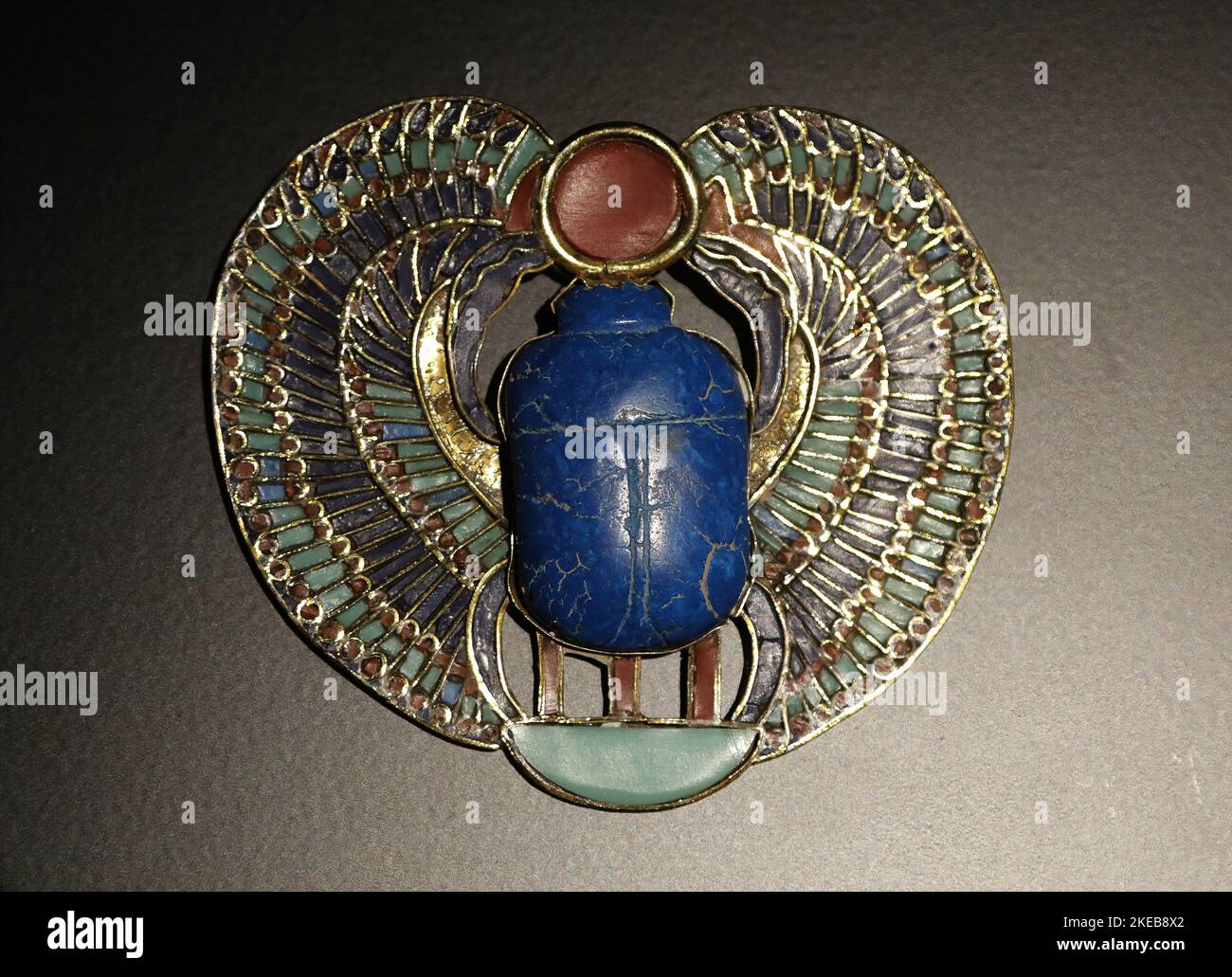 Pectoral avec scarabée solaire de la tombe de Toutankhamon Banque D'Images