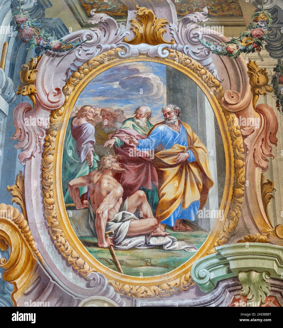 VARALLO, ITALIE - 17 JUILLET 2022 : la fresque saints Pierre et Jean guérit l'homme boiteux dans l'église Basilica del Sacro Monte par Francesco Lela (1714). Banque D'Images VARALLO, ITALIE - 17 JUILLET 2022 : la fresque saints Pierre et Jean guérit l'homme boiteux dans l'église Basilica del Sacro Monte par Francesco Lela (1714). Banque D'Images