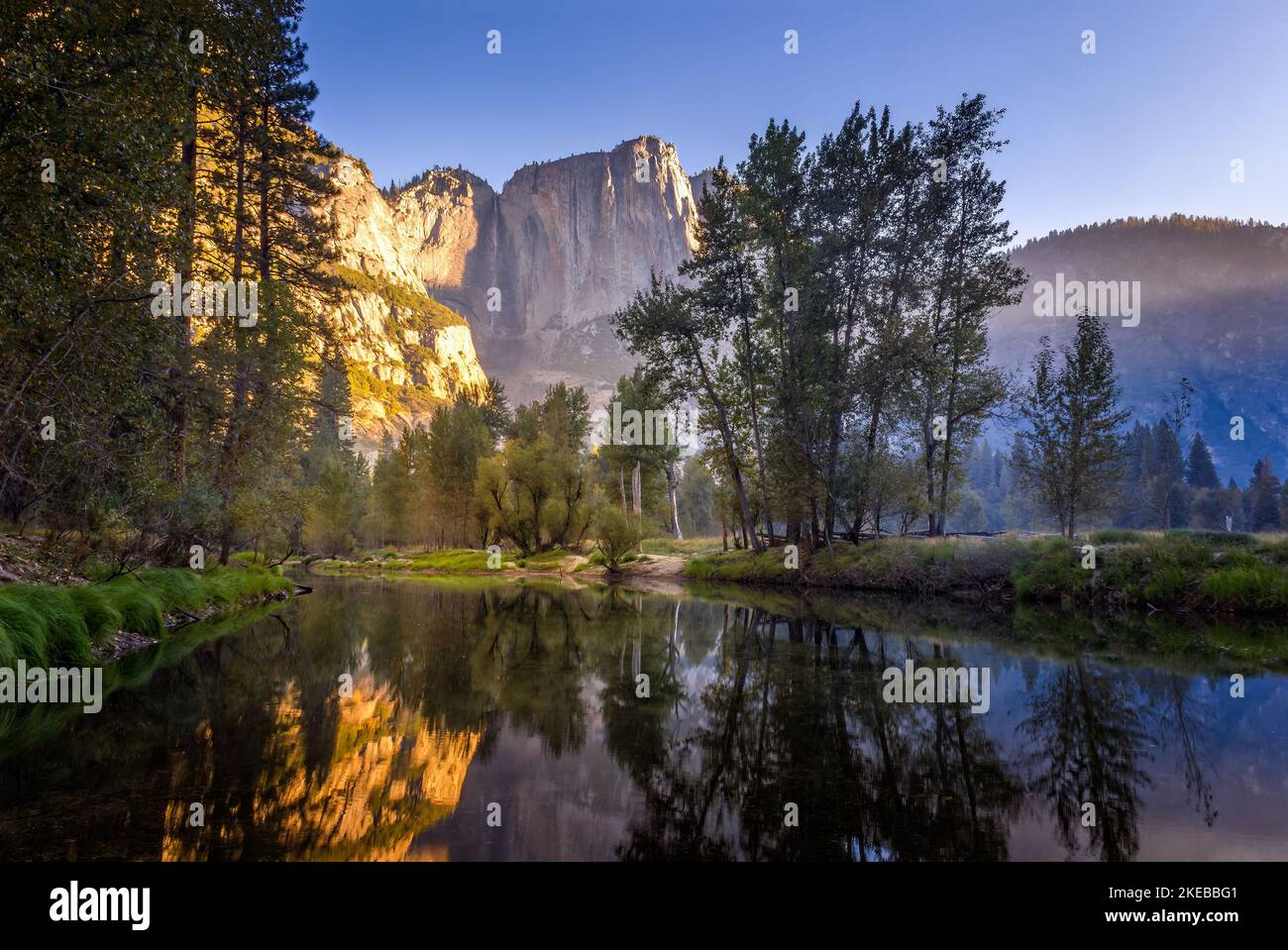 La Merced River et les chutes de Yosemite dans le parc national de Yosemite, en Californie Banque D'Images