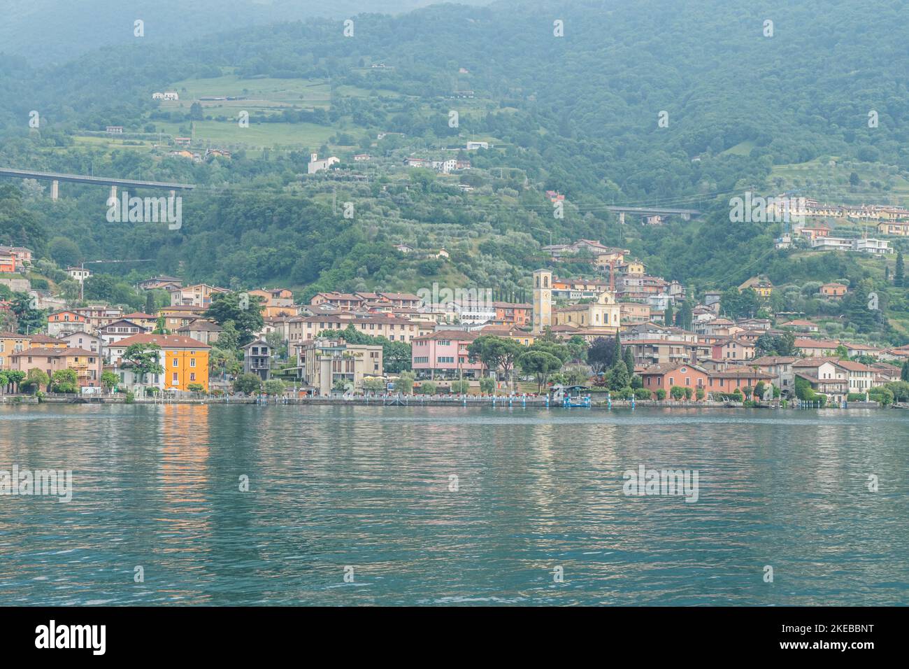 Sulzano, Italie - 05-06-2022: Panorama du lac de Sulzano avec des maisons colorées qui se reflètent dans le lac Iseo Banque D'Images