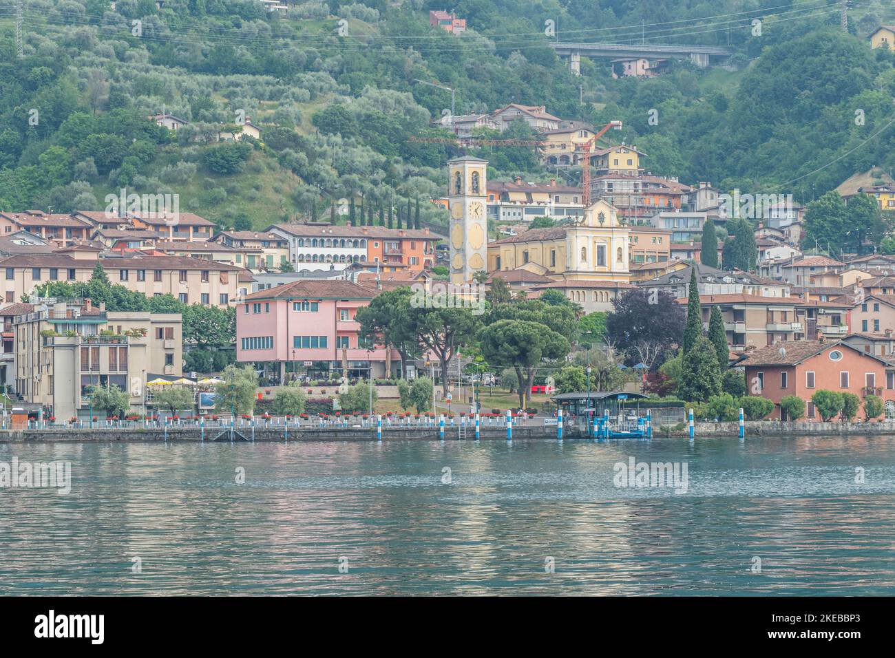 Sulzano, Italie - 05-06-2022: Panorama du lac de Sulzano avec des maisons colorées qui se reflètent dans le lac Iseo Banque D'Images