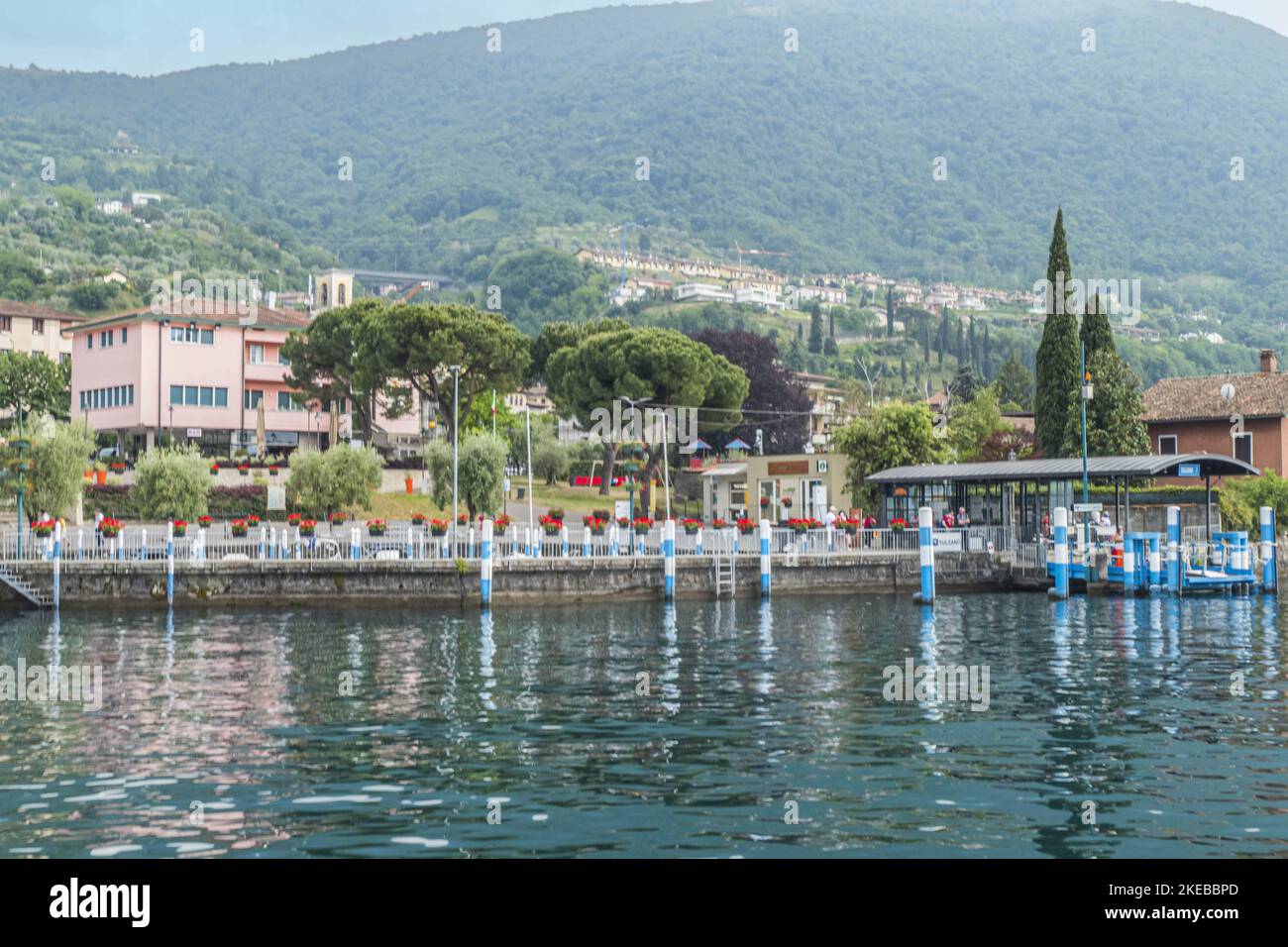 Sulzano, Italie - 05-06-2022: Panorama du lac de Sulzano avec des maisons colorées qui se reflètent dans le lac Iseo Banque D'Images