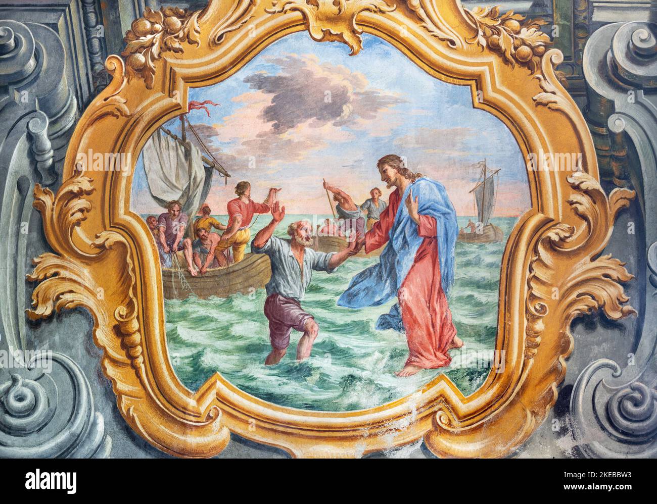 VARALLO, ITALIE - 17 JUILLET 2022 : la fresque Pierre, marchant sur l'eau vers Jésus dans l'église Basilica del Sacro Monte par Francesco Leva (1714). Banque D'Images VARALLO, ITALIE - 17 JUILLET 2022 : la fresque Pierre, marchant sur l'eau vers Jésus dans l'église Basilica del Sacro Monte par Francesco Leva (1714). Banque D'Images