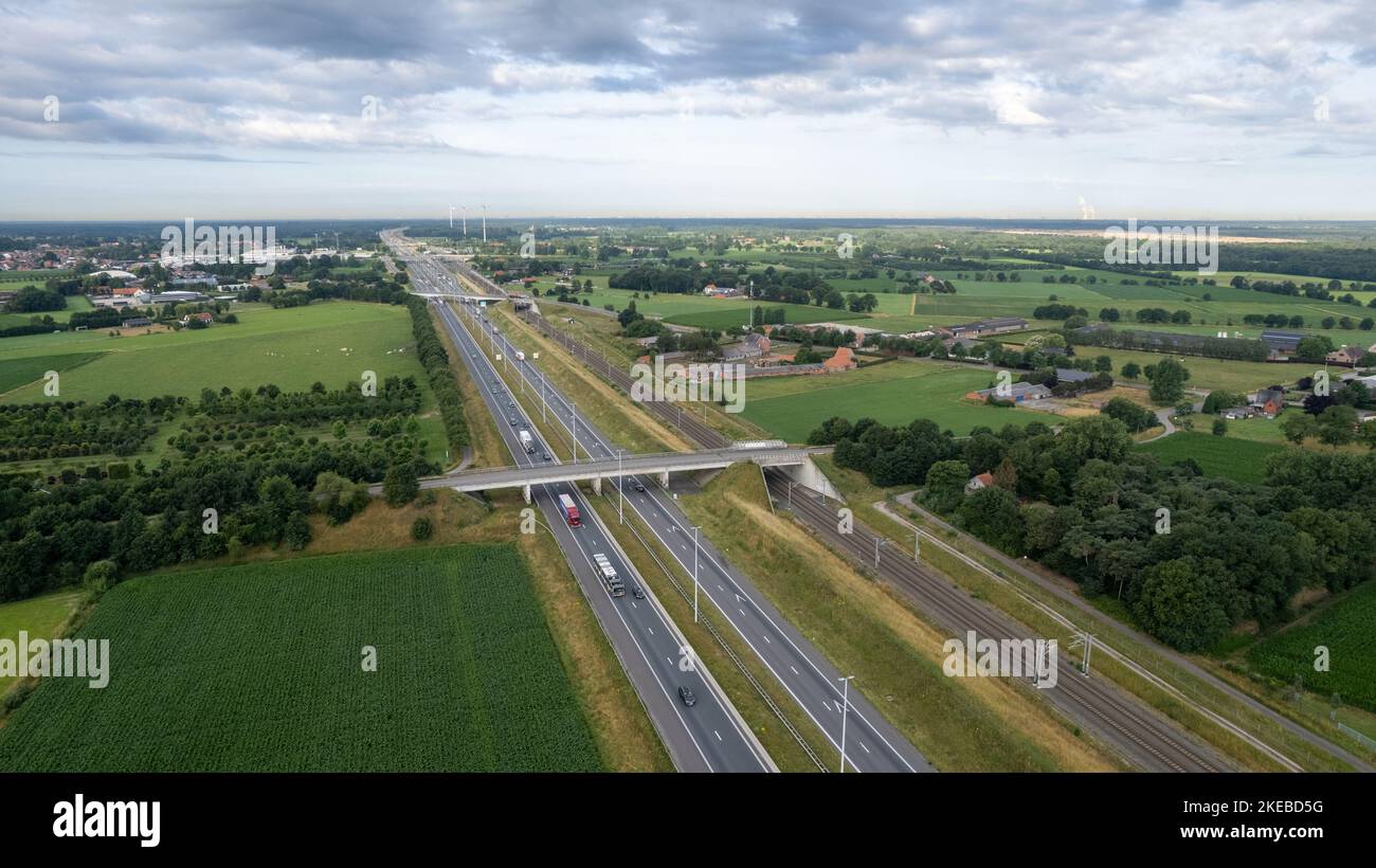 Brecht, Belgique, 6th de juillet 2022, vue panoramique de drone aérien sur le parc éolien ou le parc éolien, avec de grandes éoliennes pour la production d'électricité avec l'autoroute à côté de peu de voitures et de chemin de fer, près de la sortie de Brecht en Belgique, en Europe. Photo de haute qualité Banque D'Images